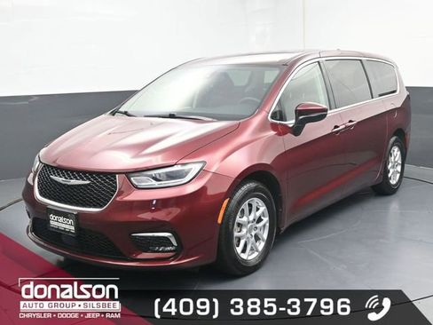 Used 2023 Chrysler Pacifica Touring-L image 5