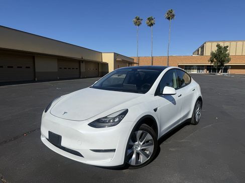 Used 2021 Tesla Model Y Long Range AWD/4WD image 3