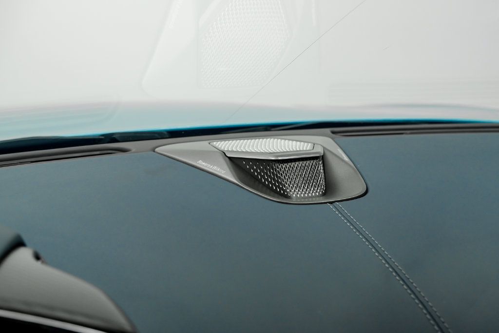 Used 2025 Aston Martin Vanquish RWD image 32