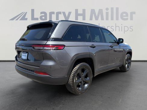 Used 2022 Jeep Grand Cherokee Altitude AWD/4WD image 5