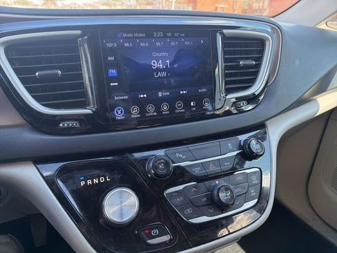 Used 2017 Chrysler Pacifica Touring-L w/ Tire & Wheel Group image 11