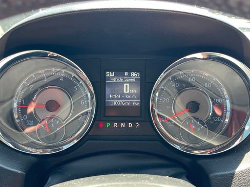 Used 2013 Chrysler Town & Country Touring FWD image 10