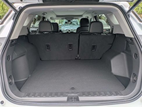 Used 2023 GMC Terrain SLT w/ Infotainment Package II FWD image 12