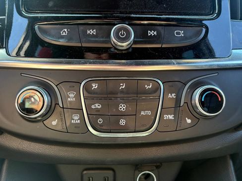 Used 2023 Chevrolet Traverse LT FWD image 12