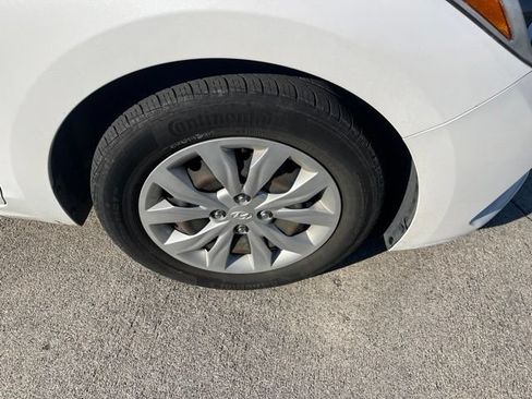 Used 2021 Hyundai Accent SE FWD image 10