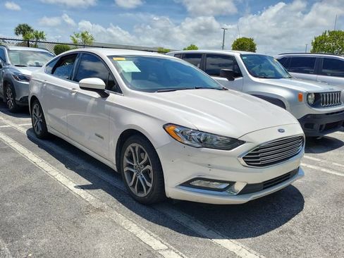 Used 2017 Ford Fusion SE w/ Equipment Group 601A FWD image 3