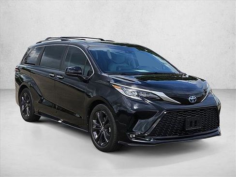 Used 2023 Toyota Sienna XSE image 3