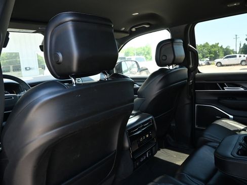 Used 2024 Jeep Wagoneer Series II w/ Flexible Seating Group AWD/4WD image 28