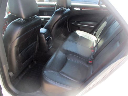 Used 2014 Chrysler 300 AWD w/ Driver Convenience Group image 9