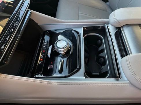 Certified 2025 Jeep Wagoneer 4WD image 23