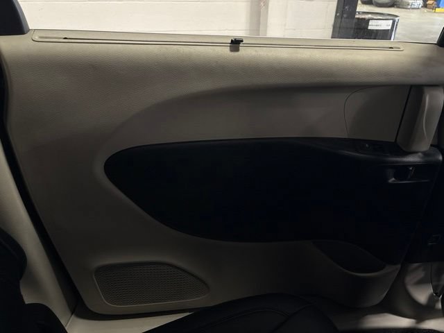 Used 2020 Chrysler Pacifica Touring-L FWD image 31