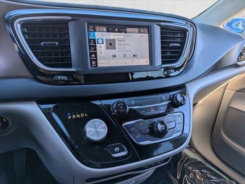 Used 2022 Chrysler Voyager LX image 12