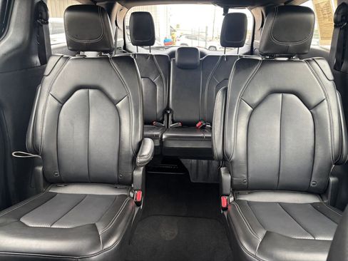 Used 2025 Chrysler Pacifica Select image 35