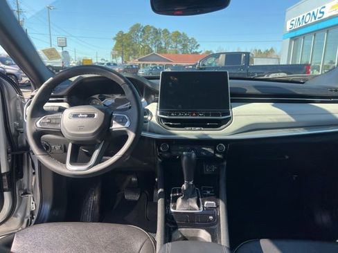 Used 2025 Jeep Compass Limited image 24