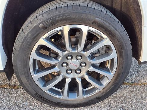 Used 2021 GMC Acadia Denali w/ Denali Technology Package image 9