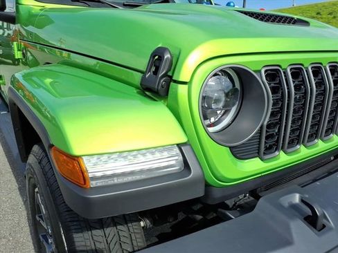 Used 2025 Jeep Gladiator Sport AWD/4WD image 3