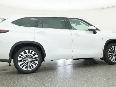 New 2026 Toyota Highlander Platinum AWD/4WD image 7