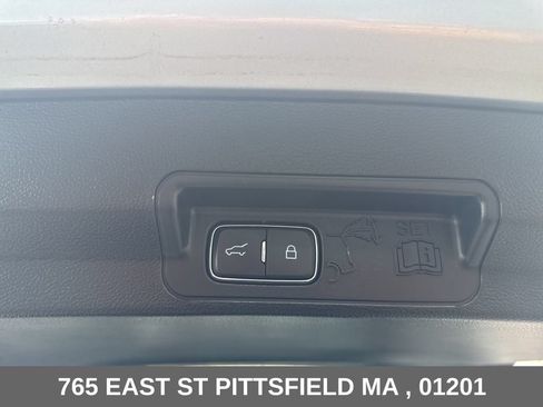 Used 2022 Ford Explorer XLT AWD/4WD image 12