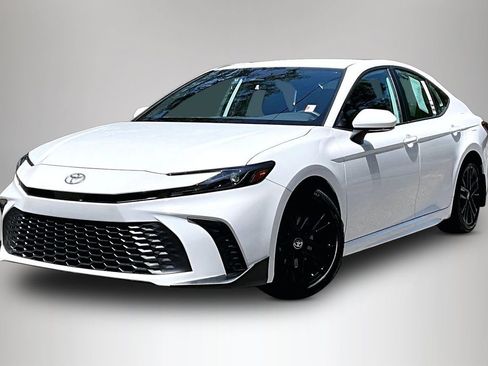 Used 2025 Toyota Camry SE FWD image 1