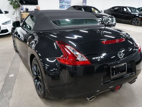Used 2019 Nissan 370Z Touring RWD image 3