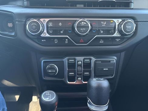 Used 2024 Jeep Wrangler Unlimited Sahara AWD/4WD image 14