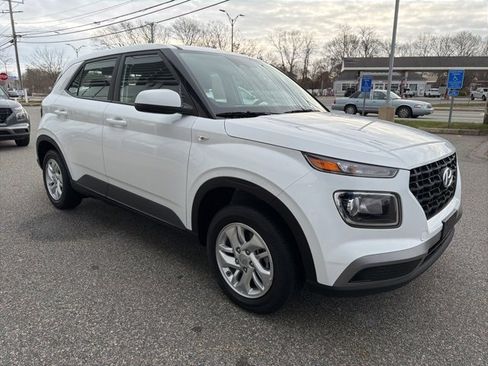 Certified 2025 Hyundai Venue SE image 4