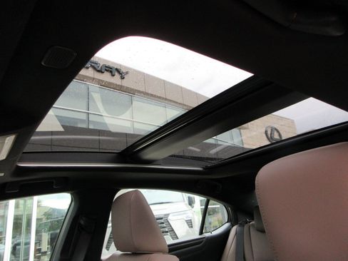 Used 2025 Lexus ES 350 w/ Premium Package FWD image 17