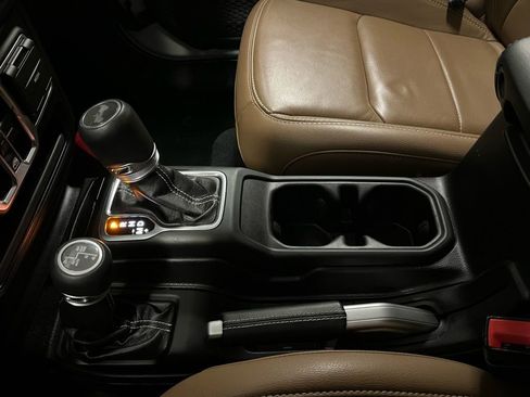 Used 2020 Jeep Wrangler Unlimited Sahara image 12