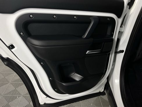 Used 2025 Land Rover Defender 110 S image 30