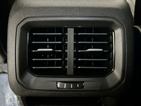 Used 2024 Volkswagen Tiguan SE FWD image 17