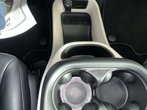 Used 2023 Chrysler Pacifica Touring-L image 21