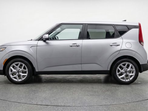 Used 2025 Kia Soul LX w/ LX Technology Package FWD image 5