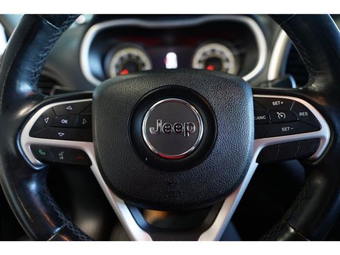 Used 2015 Jeep Cherokee Trailhawk AWD/4WD image 18