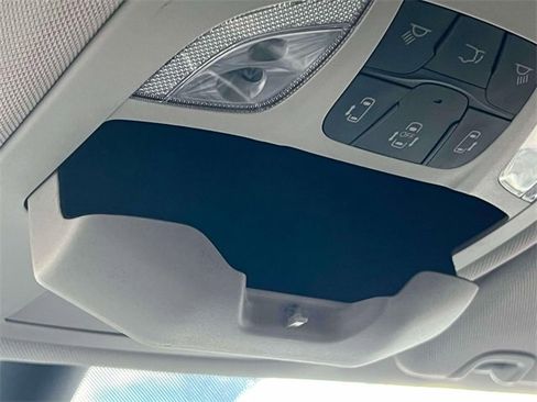 Used 2023 Chrysler Pacifica Touring-L image 28