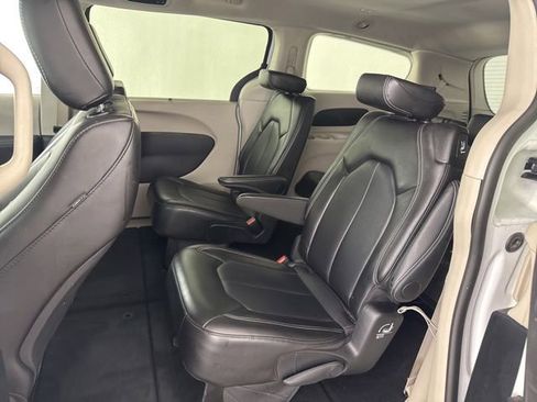 Used 2024 Chrysler Pacifica Touring-L image 29