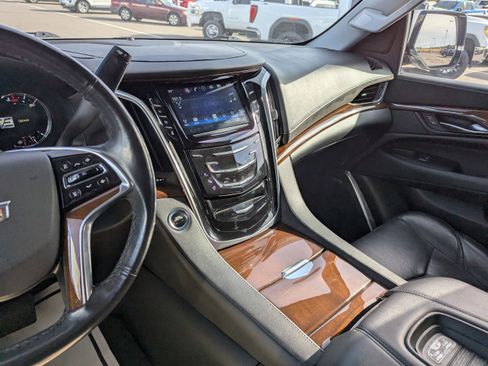 Used 2020 Cadillac Escalade Premium Luxury image 22