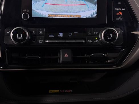 Used 2025 Toyota Highlander XLE FWD image 17