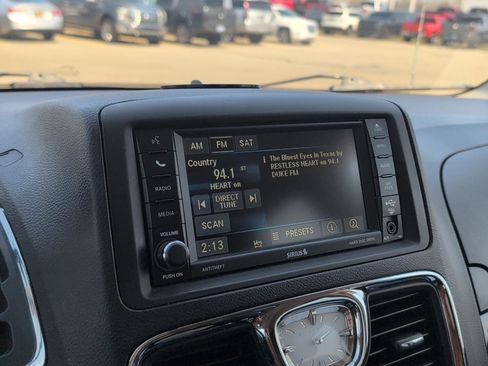 Used 2015 Chrysler Town & Country Touring-L w/ Driver Convenience Group image 29