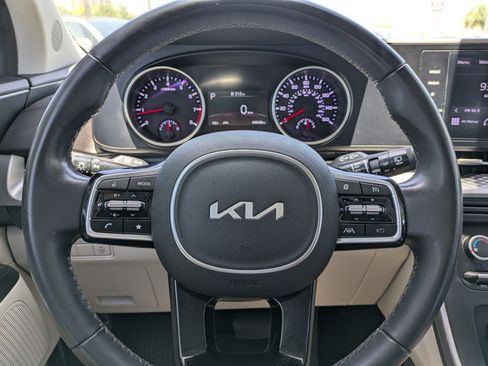 Certified 2022 Kia Carnival LX FWD image 22