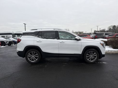 Used 2024 GMC Terrain SLT image 4