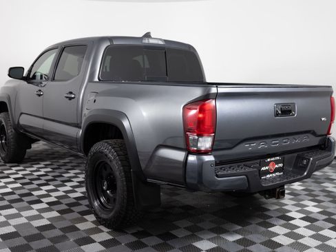 Used 2017 Toyota Tacoma TRD Off-Road w/ Premium & Technology Package AWD/4WD image 5