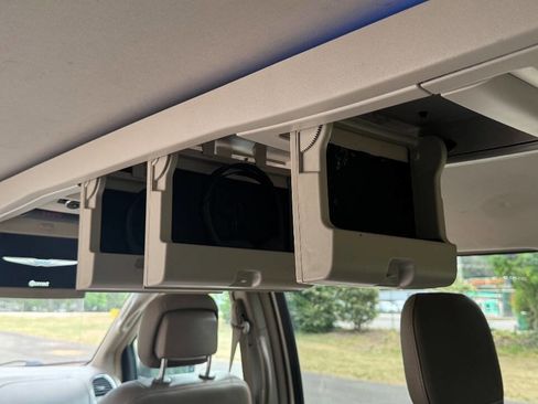 Used 2014 Chrysler Town & Country Touring FWD image 19