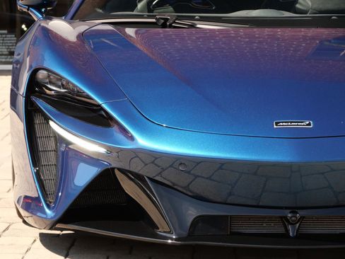 Used 2023 McLaren Artura image 6