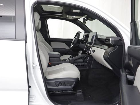Used 2025 Toyota Tacoma Limited AWD/4WD image 19