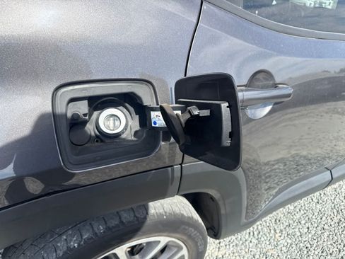 Used 2018 Jeep Renegade Latitude w/ Advanced Technology Group FWD image 16
