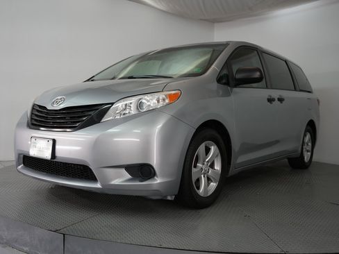 Used 2015 Toyota Sienna L image 3