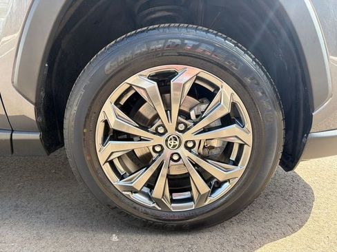 Used 2022 Toyota RAV4 XLE Premium image 11