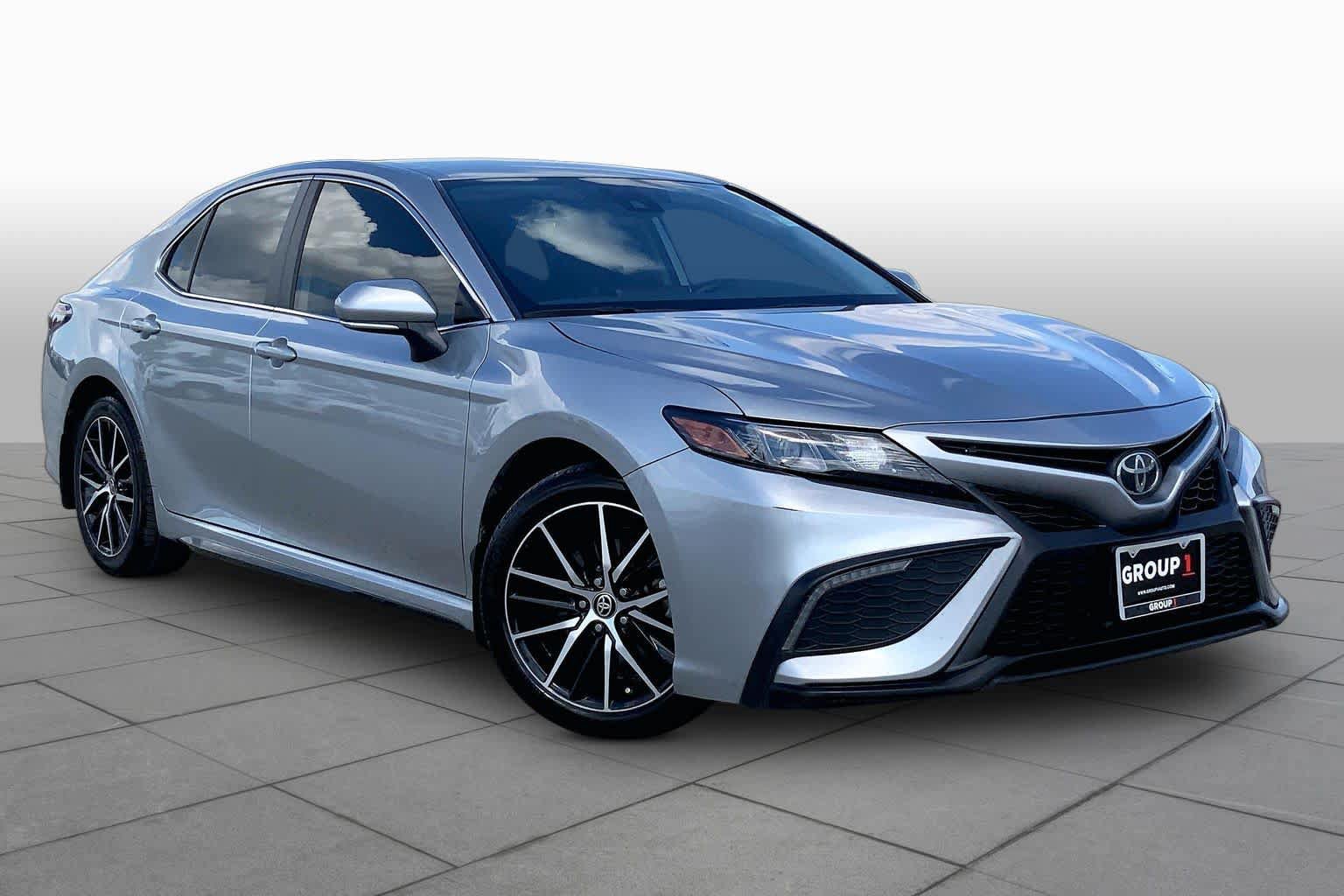 Used 2024 Toyota Camry SE FWD image 3