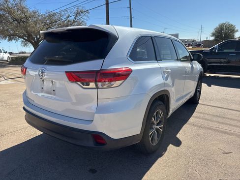 Used 2018 Toyota Highlander LE image 7