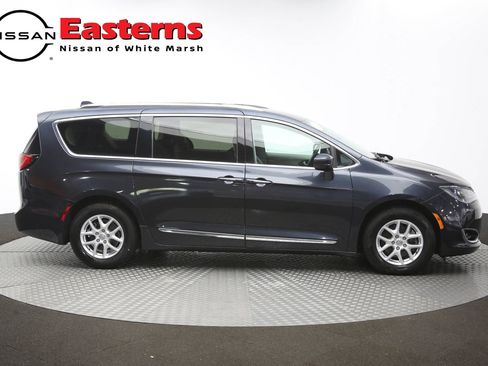 Used 2020 Chrysler Pacifica Touring-L FWD image 47